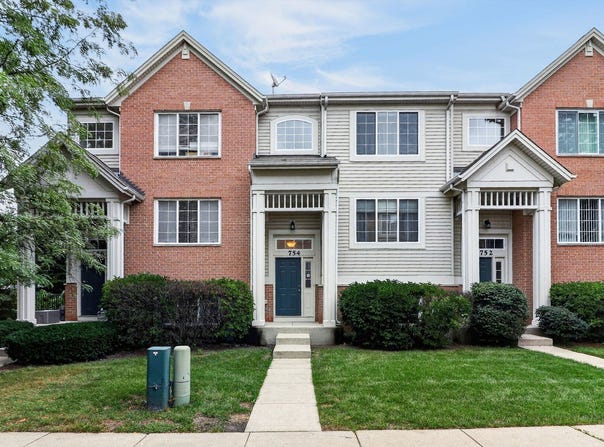 754 Hanbury Drive, Des Plaines, IL 60016