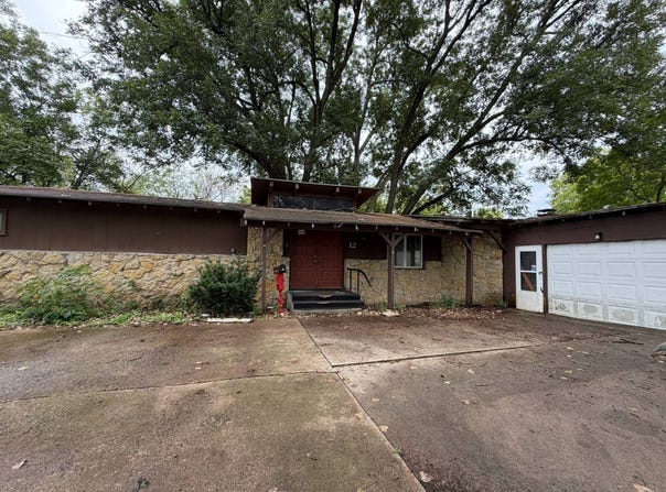 12 S Allen, Chanute, KS 66720