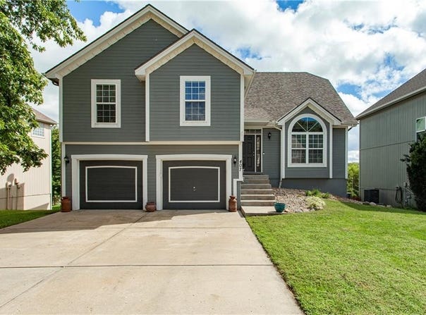 407 KILLARNEY Lane, Smithville, MO 64089