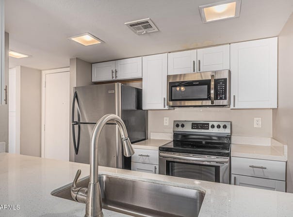 3033 E DEVONSHIRE Avenue, Phoenix, AZ 85016
