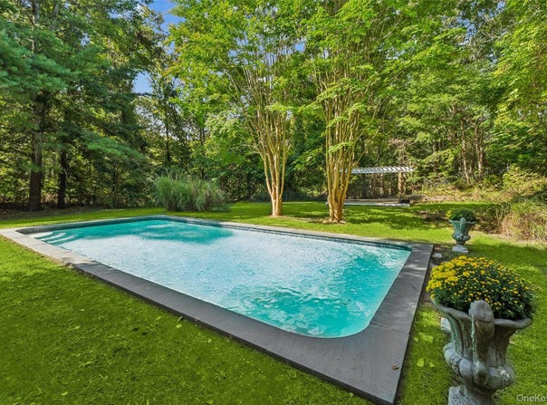 29 Squiretown Road, Hampton Bays, NY 11946