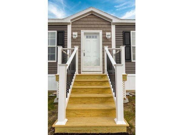 30 Main Road, Holden, ME 04429
