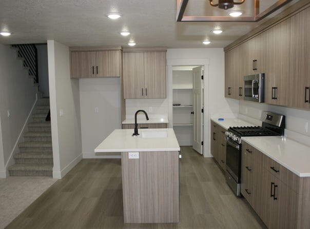 1348 S MOUNTAIN Rd E, Ogden, UT 84404