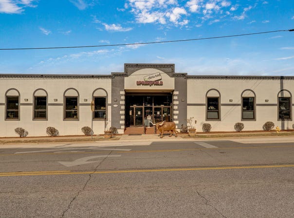 1325 E Trafficway Street, Springfield, MO 65802