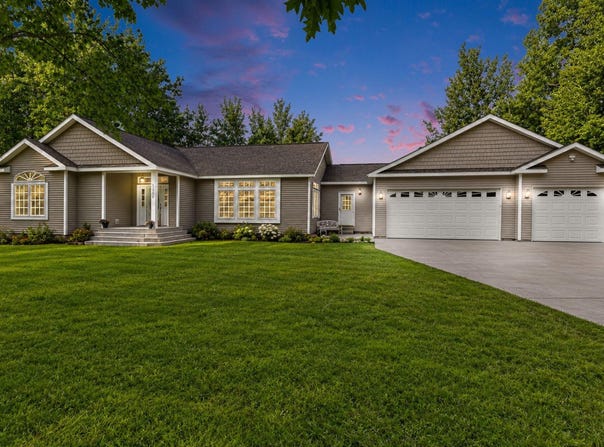 1559 Shawnee Avenue, Indian River, MI 49749