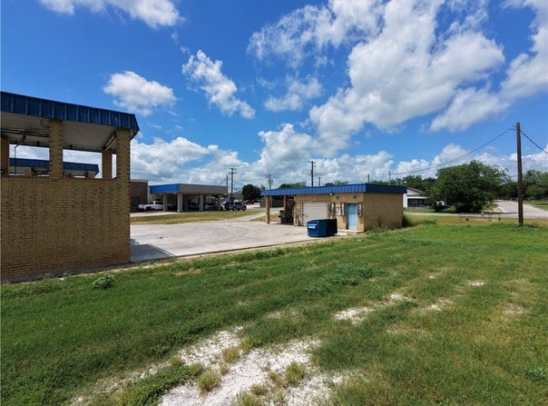 207 S Nueces, George West, TX 78022