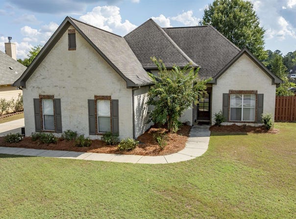 633 BARKLEY CIRCLE, ALABASTER, AL 35007