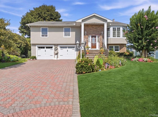 121 Drake Court, West Islip, NY 11795