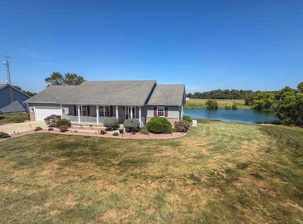 2309 E Lakeview Drive, Casey, IL 62420