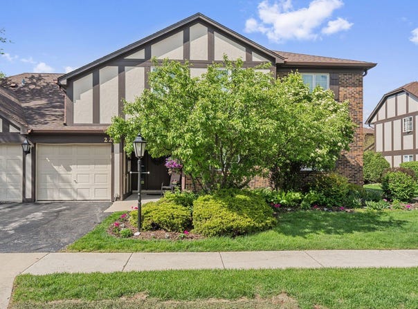 228 Brookside Lane, Willowbrook, IL 60527