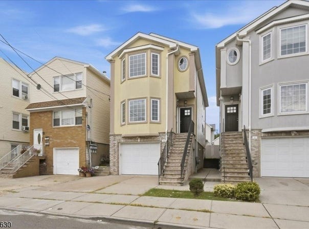 28 Davis St, Harrison Town, NJ 07029-2616