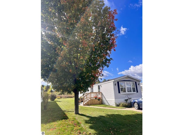 397 FAIRWAY DRIVE, CADILLAC, MI 49601