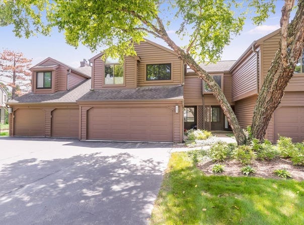 355 Indian Point, Lake Barrington, IL 60010