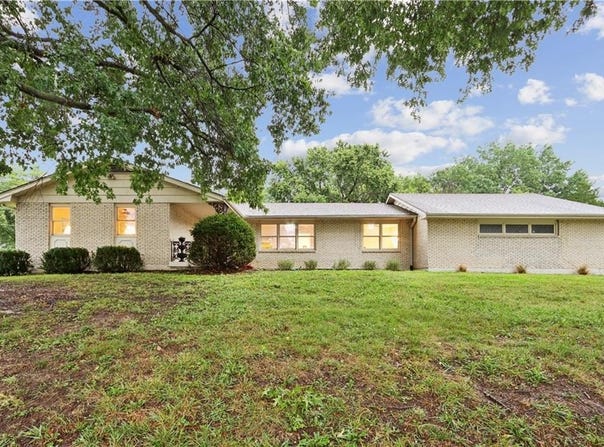 2 Maple Circle, Smithville, MO 64089