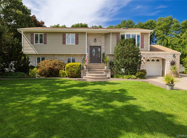 24 Sal Court, Bohemia, NY 11716