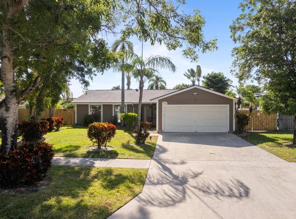 108 Cambridge Lane, Royal Palm Beach, FL 33411
