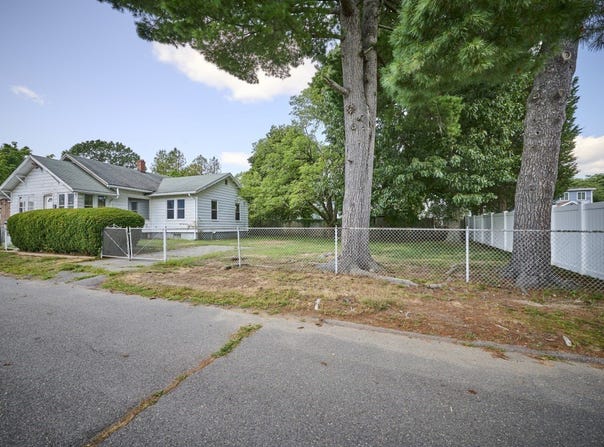 15 Moray St, Lynn, MA 01904