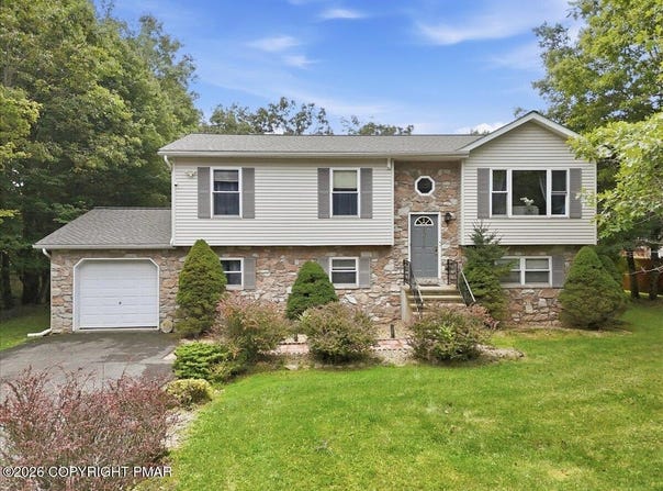 1216 Glade Drive, Long Pond, PA 18334