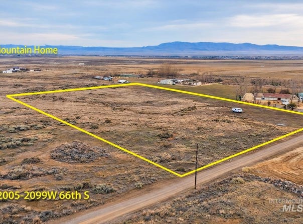SW Raber Dr, Mountain Home, ID 83647