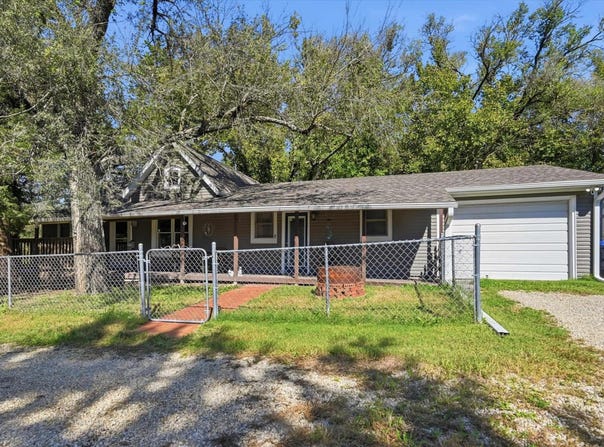 6940 SE Berryton RD, Berryton, KS 66409