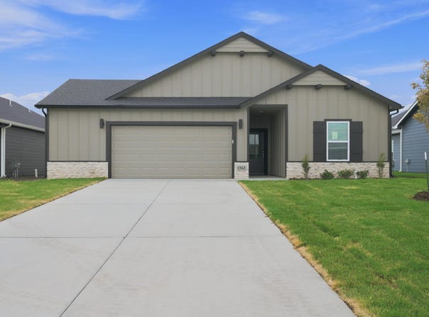 1562 N Emerald Valley Dr, Mulvane, KS 67110