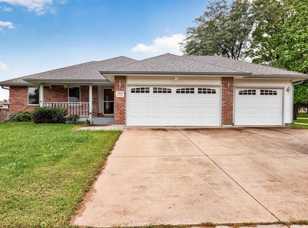 3945 SW 40th St, Topeka, KS 66610