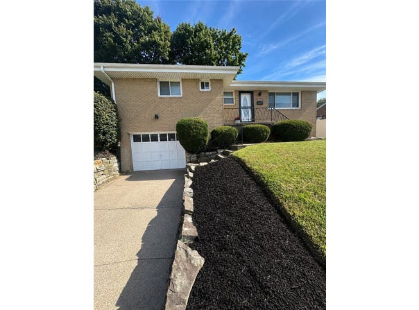 1502 Whitewood Dr, Crafton Heights, PA 15220