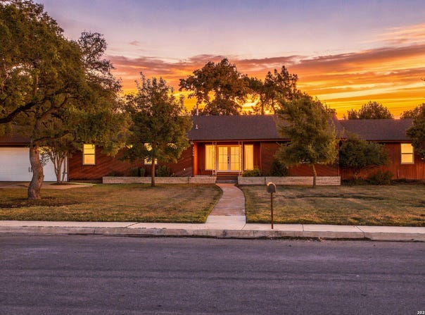 1106 W MAIN ST, Kerrville, TX 78028