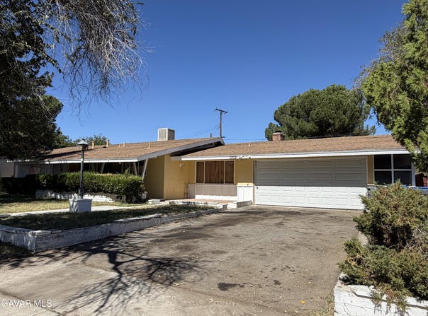 1305 E Avenue J3, Lancaster, CA 93535