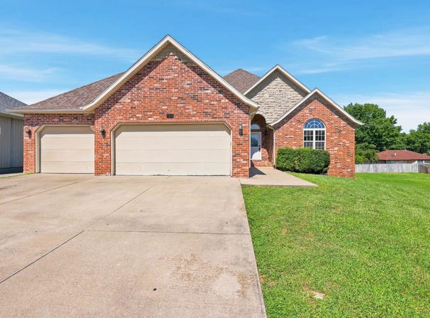 5561 S Pinehurst Avenue, Springfield, MO 65810