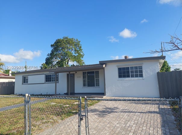 1030 NE 214th St, Miami, FL 33179