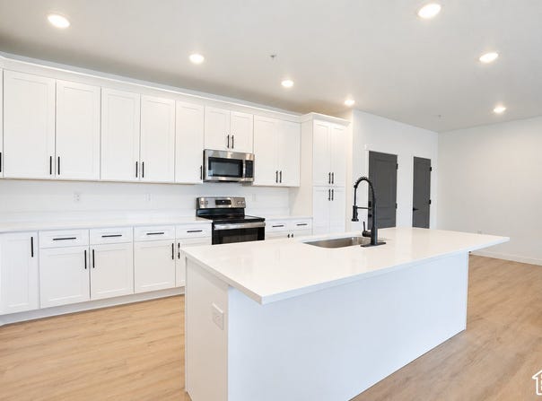 776 W BLUE MAGIC Ln S, Midvale, UT 84047