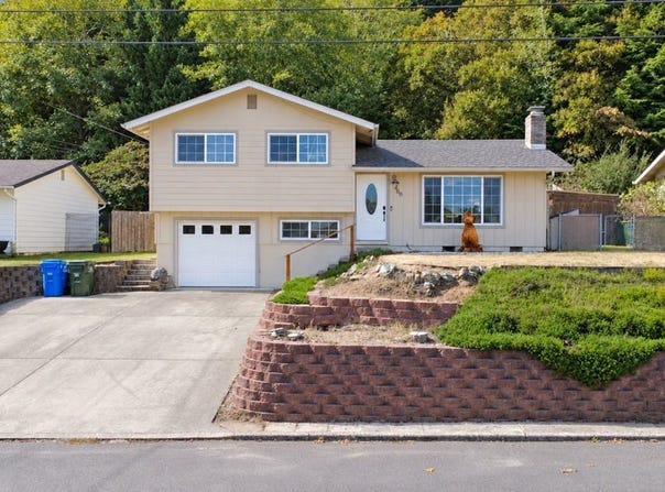 460 WESTMONT Dr, Reedsport, OR 97467