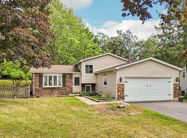 710 Greenbriar Lane, Lindenhurst, IL 60046
