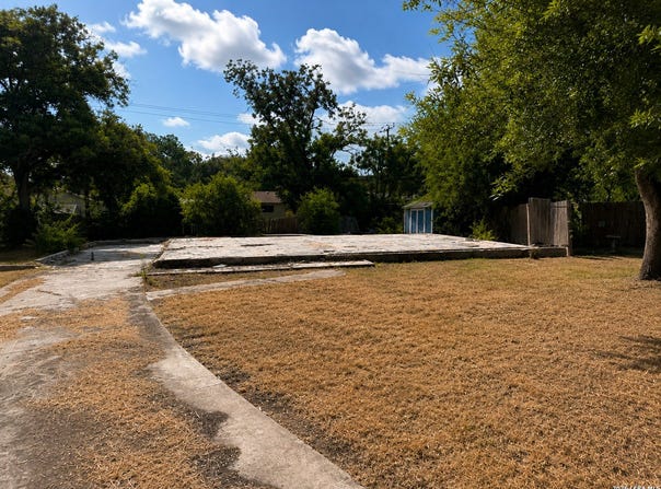 5042 FRANK BORMAN DR, Kirby, TX 78219