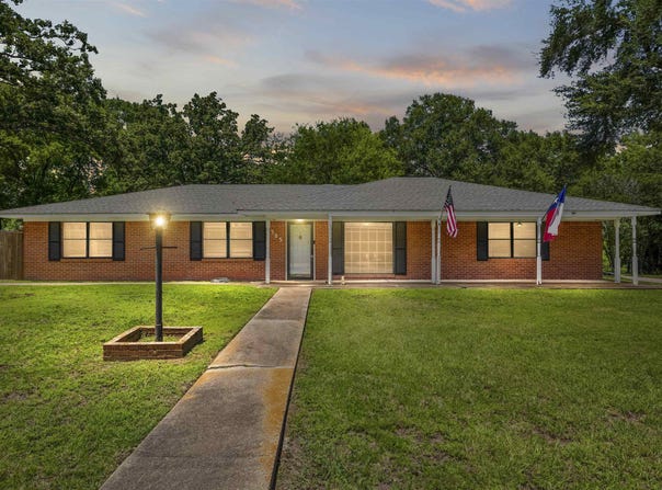305 Dellbrook Dr., Longview, TX 75604