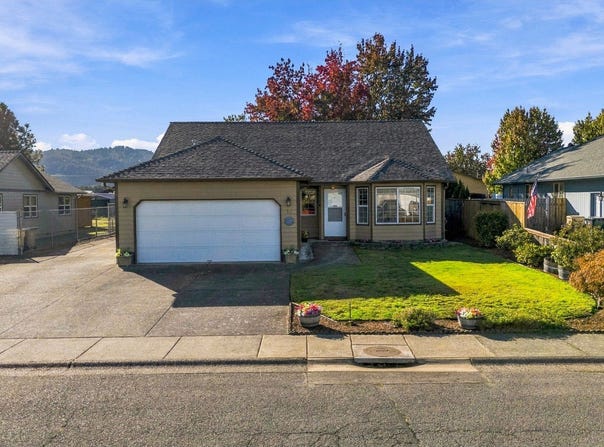 2658 S 12TH St, Lebanon, OR 97355