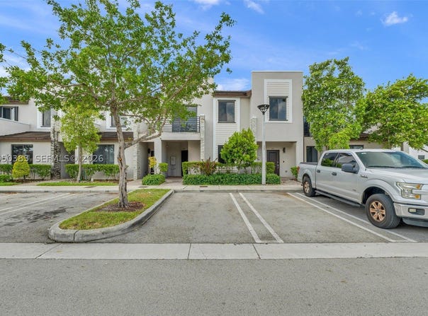 582 NE 207th St, Miami, FL 33179