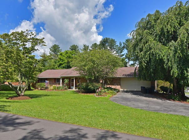 233 Summit Ave, Lewisburg, WV 24901