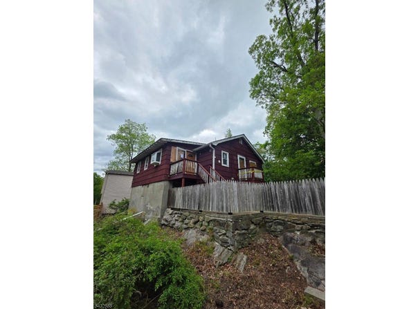 11 Oak St, Wanaque Boro, NJ 07420-1527