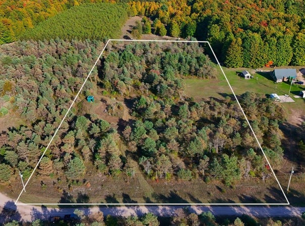 Leya Lane, Beulah, MI 49617
