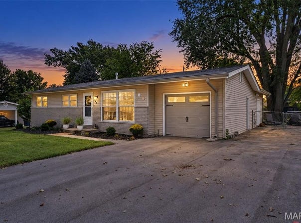 106 Paula Drive, St Charles, MO 63301