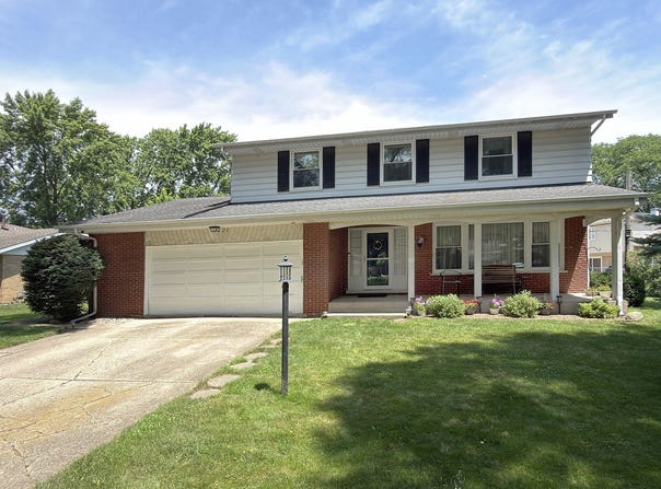 2022 E Woodview Drive, Mount Prospect, IL 60056