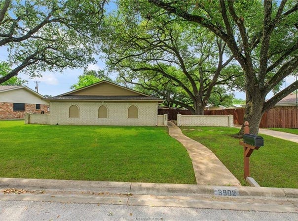 3902 Stillmeadow Drive, Bryan, TX 77802