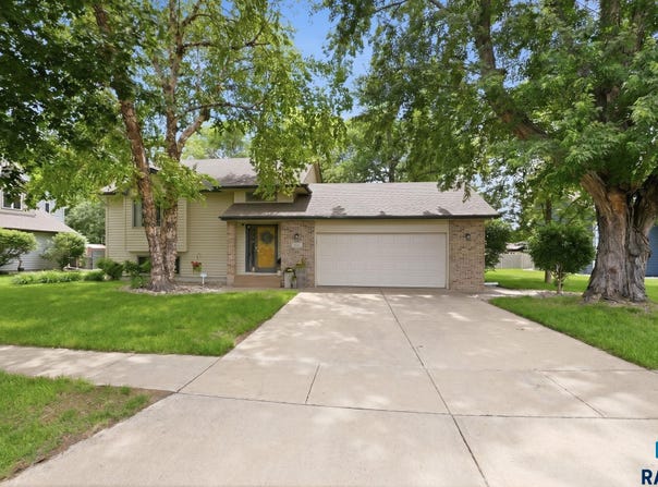 3021 Ralph Rogers Rd Rd, Sioux Falls, SD 57108