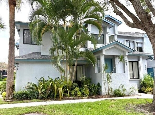 907 Harbour Pointe Way, Greenacres, FL 33413