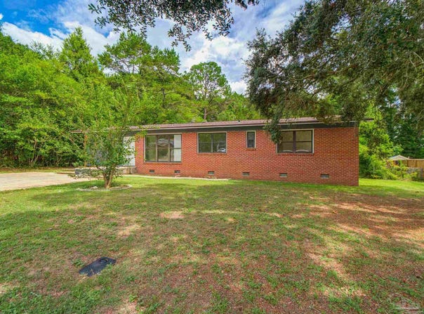 6571 Cedar St, Milton, FL 32570