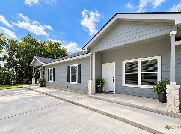 911 E Seideman Street, Seguin, TX 78155