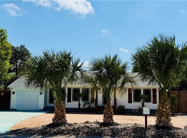 202 S 7th Street, Rockport, TX 78382