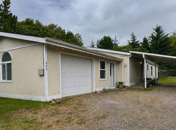 229 N MAIN St, CoosBay, OR 97420
